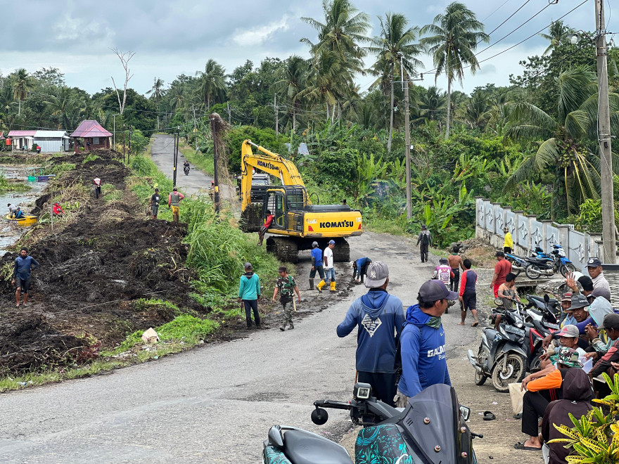 Kerja Bakti Membersihkan Danau di Wisata Gazebo Maridi, Desa Malimpung